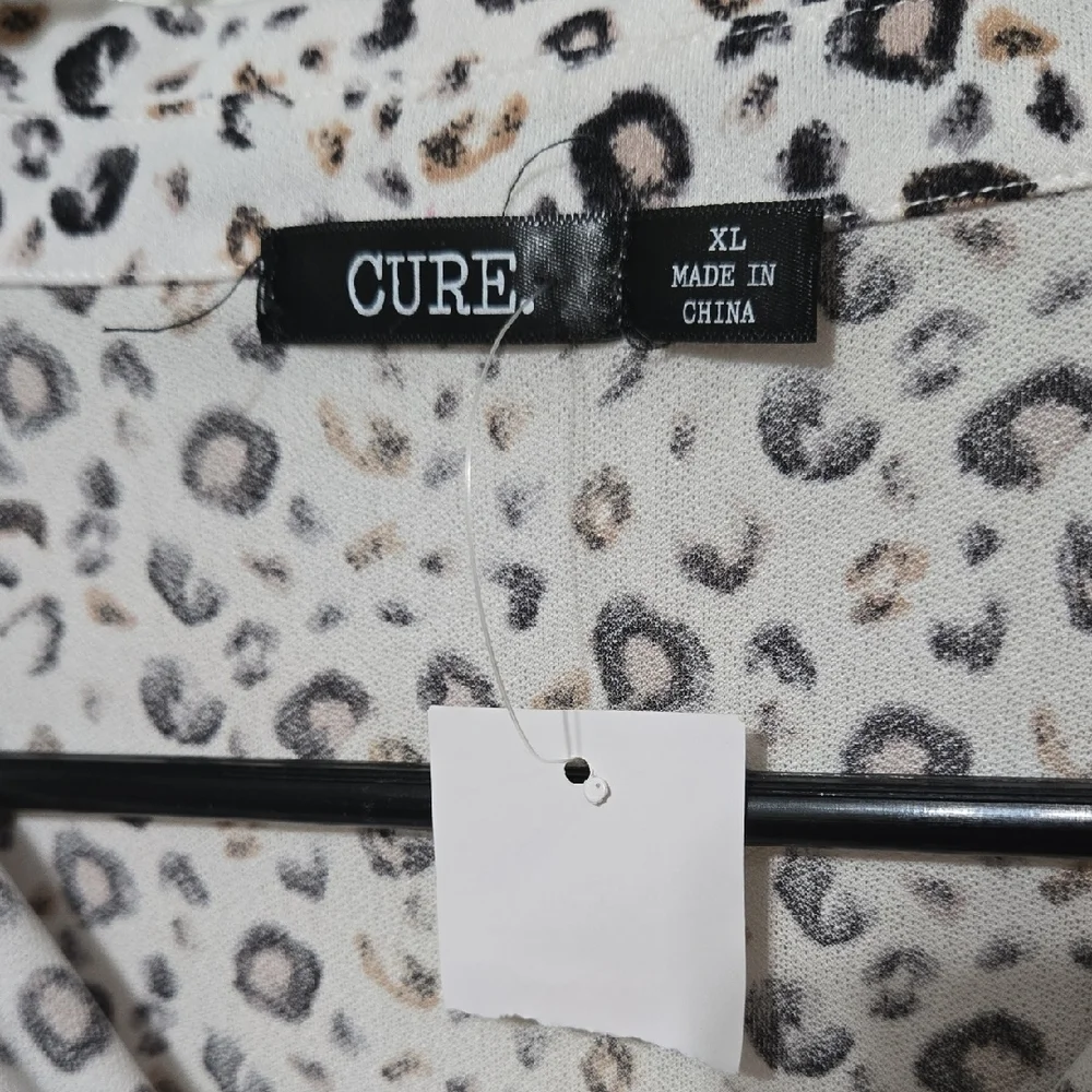 Elegant Animal Print Blouse - Picture 2 of 5